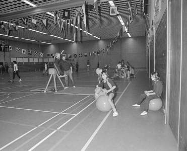 884046 Afbeelding van een St. Nicolaas-Sportinstuif voor de jeugd, in de Sporthal Hoograven (Verlengde Hoogravenseweg ...